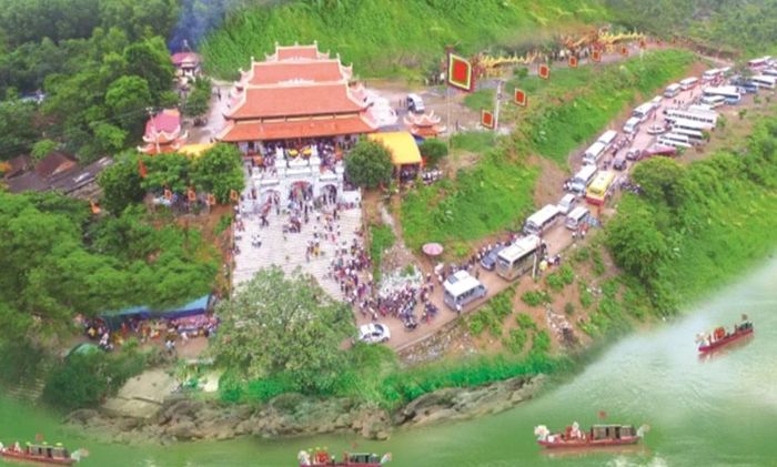 Đông đảo du khách thập phương về dự lễ hội đền Hàn Sơn.