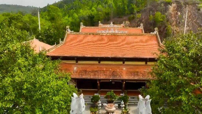 Dù được trùng tu khang trang, ngôi đền vẫn giữ được vẻ cổ kính xưa