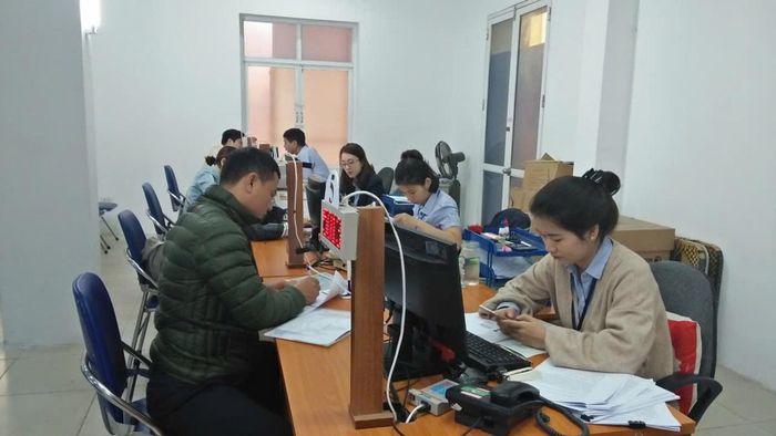 Chi trả chế độ bảo hiểm thất nghiệp cho người lao động. Ảnh: Nhật Dương.