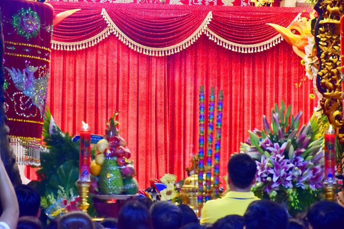 Bức màn nhung khép lại trong không khí thiêng liêng của đêm Mộc Dục.