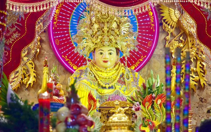 Vẻ đẹp thuần khiết của Chúa Xứ Thánh Mẫu biểu trưng cho mọi điều tốt lành, may mắn.