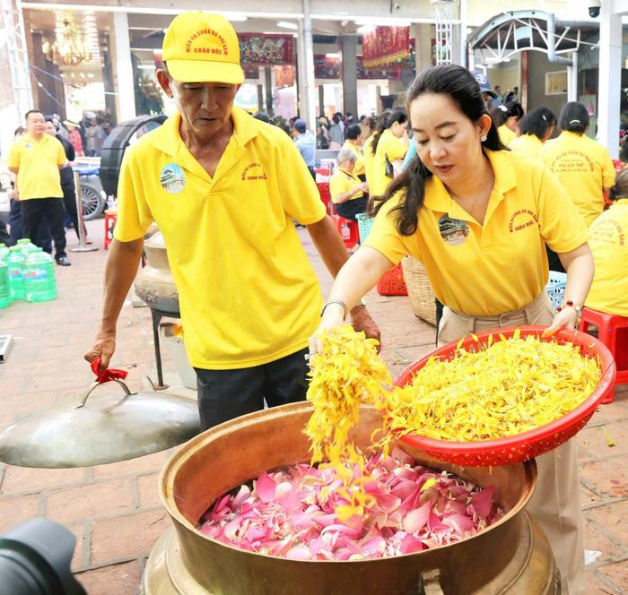 Khi nước sôi, các loại hoa được cho vào nồi tạo nên hỗn hợp rất thơm.
