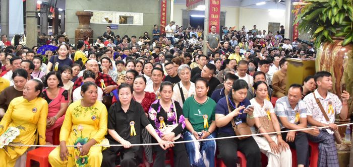 Rất đông người dân, du khách đổ về miếu Bà để tham dự lễ tắm Bà.