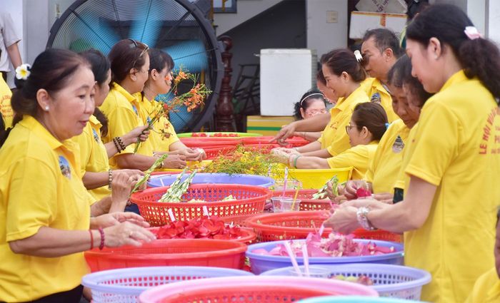 Các loại hoa thơm được chuẩn bị chu đáo nhằm phục vụ cho Lễ tắm Bà.