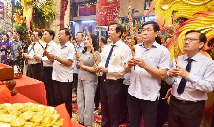 Lãnh đạo tỉnh An Giang, các ngành, địa phương dâng hương Thánh Mẫu.