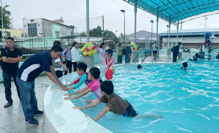 Học sinh tham gia buổi bơi trải nghiệm.
