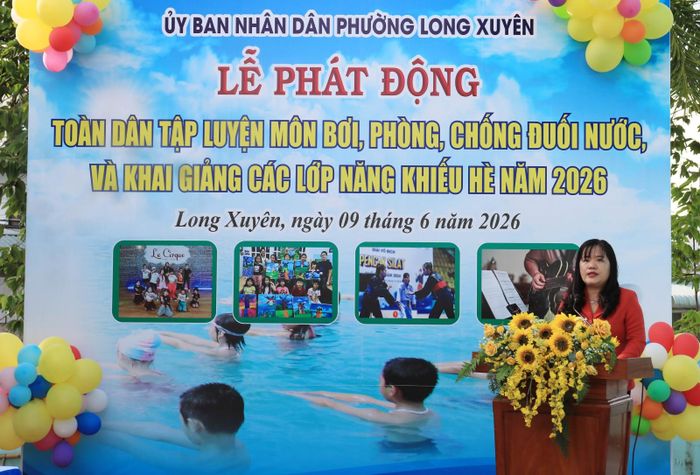 Phó Bí thư Đảng ủy, Chủ tịch UBND phường Long Xuyên Đoàn Thị Hương Hà phát động tập luyện môn bơi, phòng chống đuối nước.