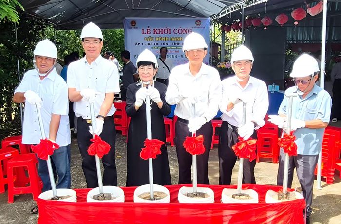 Đại biểu thực hiện nghi thức khởi công xây dựng cầu Kênh Ranh 15.