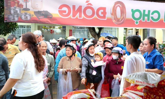 Phiên chợ 0 đồng hỗ trợ nhu yếu phẩm cho các hộ dân. Ảnh: Thanh Phong