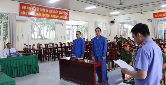 Bị cáo nghe cáo trạng của Viện kiểm sát nhân dân khu vực 11.