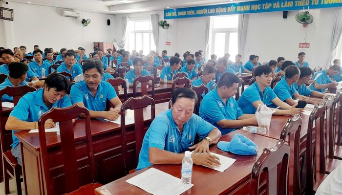 Người điều khiển xe lôi đạp ký cam kết chấp hành nghiêm quy định về an toàn giao thông.
