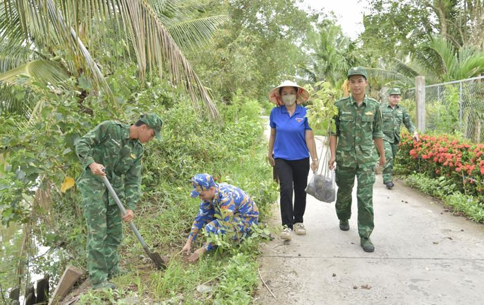 Đoàn viên, thanh niên xã An Biên phối hợp cán bộ, chiến sĩ Hải đoàn Biên phòng 28 trồng 350 cây kèn hồng tại đường giao thông nông thôn ấp Bào Môn.