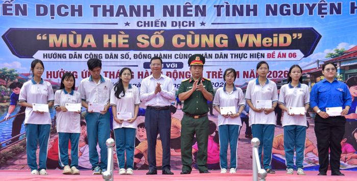 Phó chủ tịch UBND xã An Biên Võ Thanh Toàn trao học bổng cho học sinh có hoàn cảnh khó khăn chuẩn bị thi tốt nghiệp THPT.