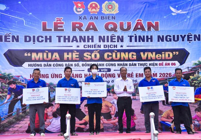 Chủ tịch Ủy ban MTTQ Việt Nam xã An Biên Trần Văn Minh trao bảng tượng trưng tặng nhà Nhân ái và mô hình thanh niên khởi nghiệp.