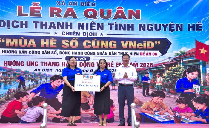 Phó Bí thư Thường trực Đảng ủy, Chủ tịch HĐND xã An Biên Trang Minh Tú trao bảng tượng trưng tặng 1.000 cây xanh và nguồn lực tiếp sức mùa thi Kỳ thi Tốt nghiệp THPT năm 2026 tổng trị giá 38 triệu đồng.