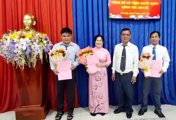 Bí thư Đảng ủy, Chủ tịch HĐND phường Chi Lăng trao quyết định và tặng hoa chúc mừng các cán bộ đảm nhiệm vị trí công tác mới.
