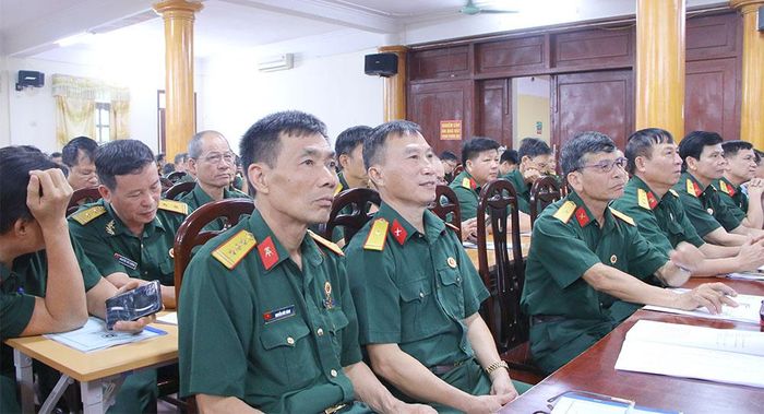  Đại biểu dự hội nghị lắng nghe báo cáo viên truyền đạt chuyên đề về công tác giảm nghèo và phát triển kinh tế. 