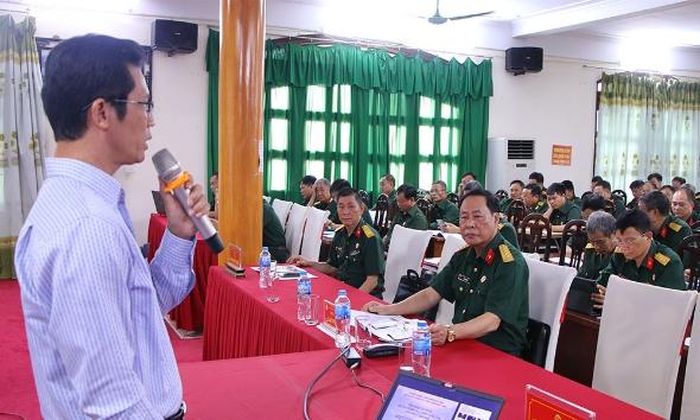  Báo cáo viên Nguyễn Đình Khang chia sẻ một số kiến thức về chuẩn nghèo đa chiều, giai đoạn 2027 - 2030. 