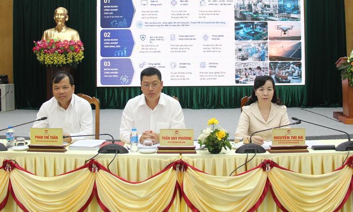Phó Bí thư Tỉnh ủy Trần Huy Phương dự hội nghị phản biện.