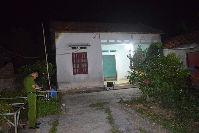  Cơ quan chức năng khám nghiệm hiện trường là căn nhà trọ nơi xảy ra vụ việc. 