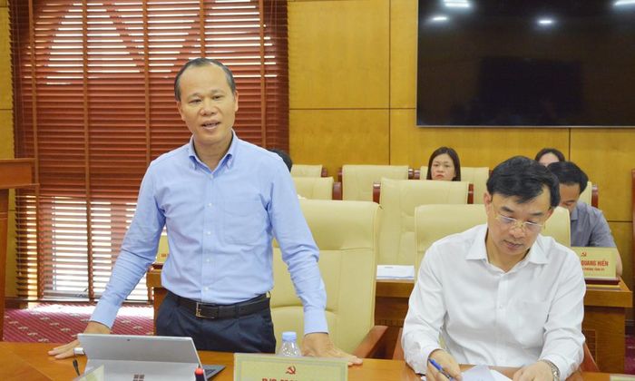  Đồng chí Mai Sơn, Phó Chủ tịch Thường trực UBND tỉnh trao đổi, làm rõ một số đề xuất, kiến nghị của các đại biểu. 