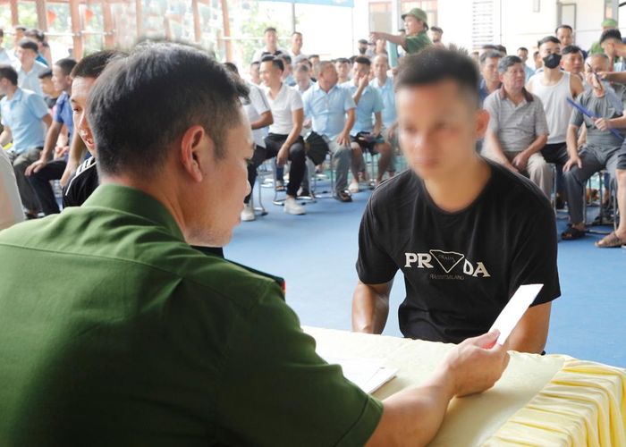 Cán bộ Trại giam Ngọc Lý trao thẻ căn cước, sim điện thoại cho anh Ngô Văn C, xã Lạng Giang.