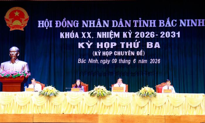 Các đồng chí chủ tọa kỳ họp.