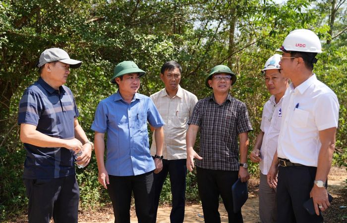 Phó Chủ tịch UBND thành phố Phan Thái Bình (thứ 2, bên trái) kiểm tra khu vực triển khai dự án Khu công nghiệp Tam Anh 1. Ảnh: MINH KHÁNH