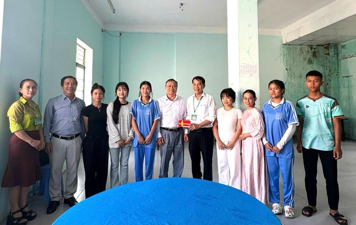 Phó Giám đốc Sở Giáo dục và Đào tạo Mai Tấn Linh (thứ 6 từ trái sang) thăm, động viên học sinh Trường THPT Phạm Phú Thứ (phường Hòa Khánh) trước kỳ thi tốt nghiệp THPT 2026. Ảnh: NGỌC HÀ