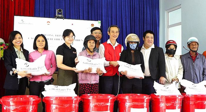 Trao quà hỗ trợ cho các hộ bị ảnh hưởng do thiên tai tại xã Quế Phước. Ảnh: MINH THÔNG
