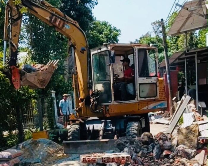 Người dân thôn Xuân Phú (xã Chiên Đàn) tự nguyện bàn giao mặt bằng, chung sức xây dựng hạ tầng nông thôn. Ảnh: HẢI HƯNG