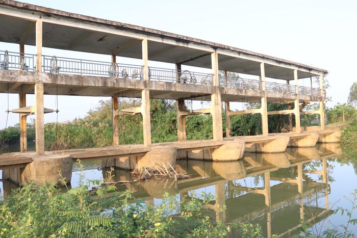 Đập dâng Thanh Quýt đang được vận hành góp phần khống chế độ mặn và hòa loãng nước mặn tại thượng lưu đập tạm ngăn mặn trên sông Vĩnh Điện. Ảnh: HOÀNG HIỆP