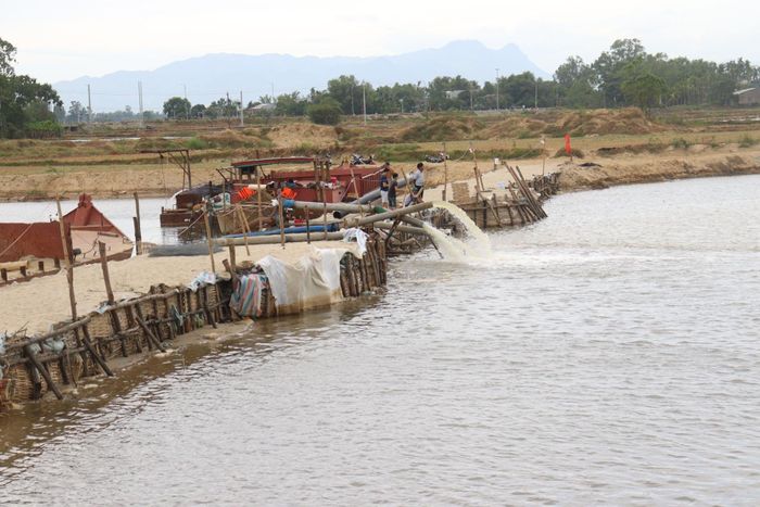 Các đơn vị, địa phương đang tiếp tục triển khai giải pháp cấp bách để "trục" nước mặn tại thượng lưu đập tạm ngăn mặn trên sông Vĩnh Điện. Ảnh: HOÀNG HIỆP