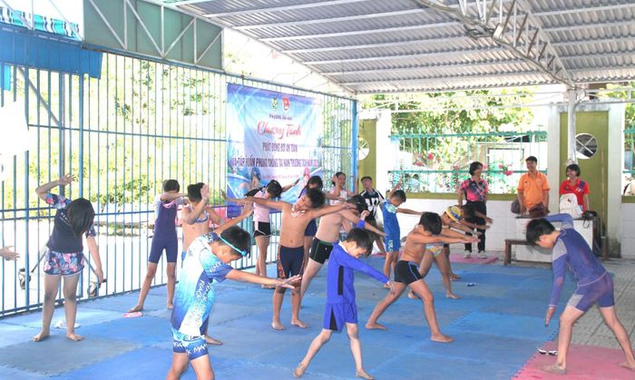 Học sinh tham gia lớp học bơi tại phường An Hải. Ảnh: N.H