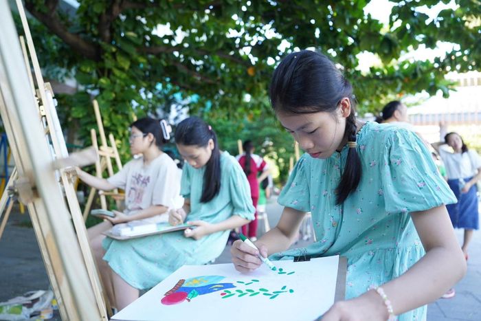 Nhiều học sinh đăng ký tham gia câu lạc bộ nét cọ Nguyễn Huệ của Trường THCS Nguyễn Huệ. Ảnh: T.H.