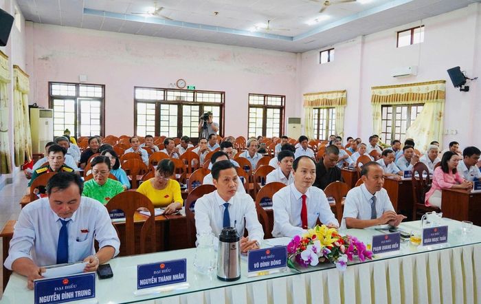 Các đại biểu HĐND xã Đại Lộc tham dự kỳ họp. Ảnh: NGUYỄN TUYẾT