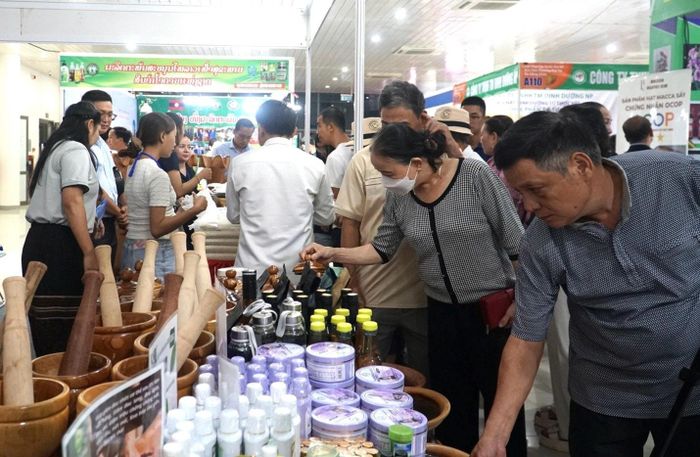 Vào mùa cao điểm hè, hoạt động thương mại, dịch vụ trên địa bàn thành phố Đà Nẵng diễn ra sôi động.
