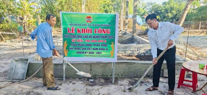 Hội nông dân xã Thăng Trường phối hợp nhà hảo tâm khởi công xây dựng nhà ở cho bà Châu Thị Thảo. Ảnh: H.H