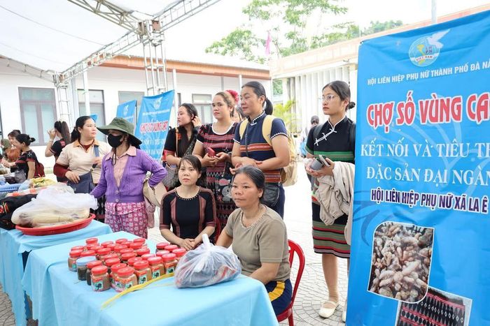 Chương trình “Chợ số vùng cao - Kết nối và tiêu thụ sản phẩm đại ngàn”. Ảnh: SONG THANH