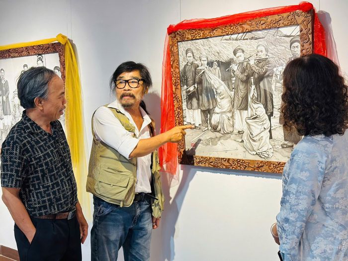 Nghệ sĩ Mỹ Dũng tại triển lãm "Mã hóa thời gian". Ảnh: Đồng Tại