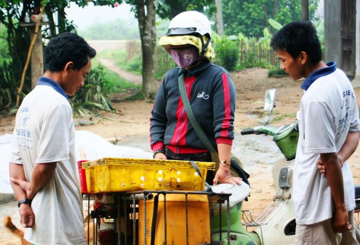 Những chuyến cá tươi theo "hai sọt" đến khắp bản làng miền núi. Ảnh: ALĂNG NGƯỚC