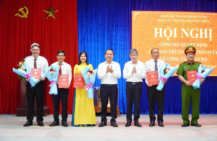 Tại hội nghị, Phó Bí thư Thường trực Thành ủy Nguyễn Đình Vĩnh (thứ 4, từ trái qua) trao quyết định của Ban Thường vụ Thành ủy chỉ định 5 đồng chí tham gia Ban Chấp hành Đảng bộ phường Điện Bàn Đông nhiệm kỳ 2025 - 2030. Ảnh: VINH ANH