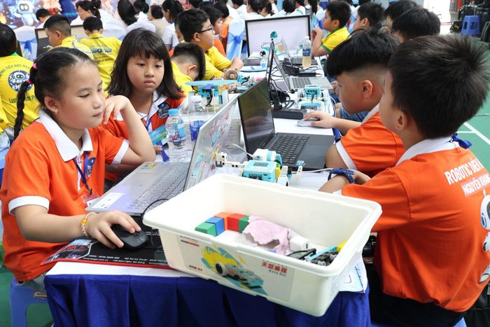 Các đội tranh tài nhiều nội dung về thiết kế, lập trình... Ảnh: NGỌC HÀ