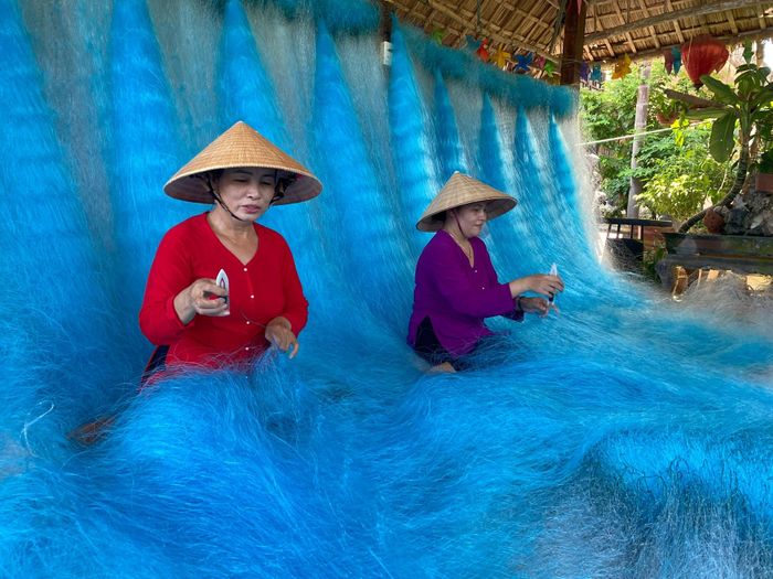 Nghề làm mắm đã góp phần bảo tồn không gian văn hóa miền biển. Ảnh: VĨNH LỘC