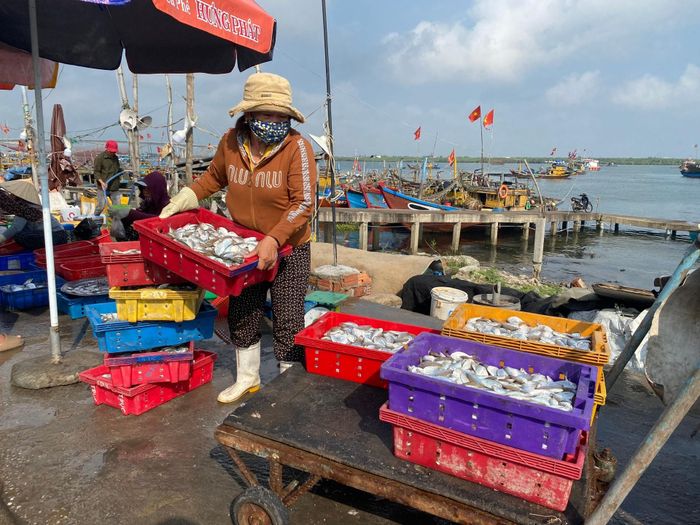Nghề nước mắm gắn với văn hóa miền biển. Ảnh: VĨNH LỘC