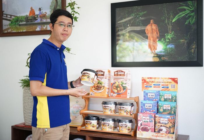 Anh Trương Văn An, đồng sáng lập thương hiệu CaThiFood (phường Hội An Tây). Ảnh: XUÂN SƠN