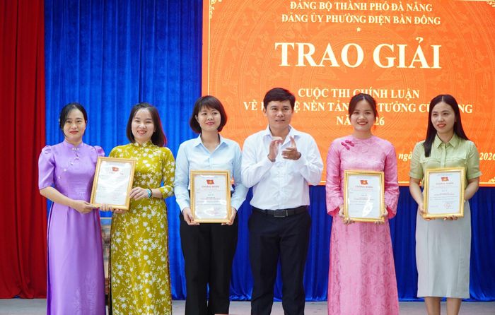 Các tác giả, nhóm tác giả được trao giải B. Ảnh: TÂM ĐAN