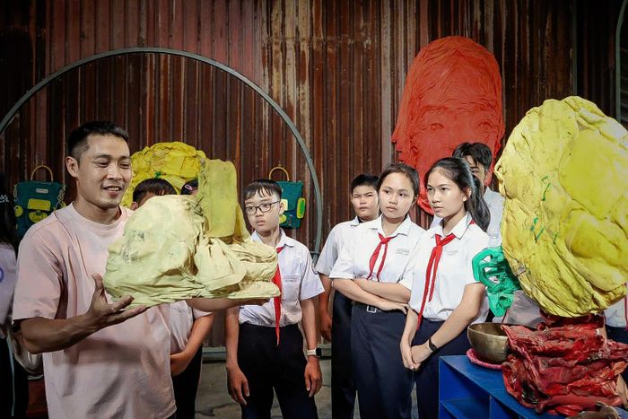 Học sinh tìm hiểu các tác phẩm được tạo nên từ phế liệu tại Xưởng tái sinh. Ảnh: HUỲNH VIÊN