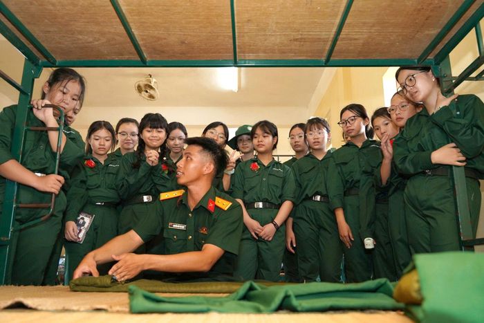 Các "chiến sĩ nhí" được hướng dẫn gấp nội vụ đúng cách trong môi trường sinh hoạt quân đội Ảnh: PV