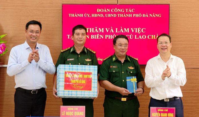 Lãnh đạo thành phố tặng quà động viên Đồn Biên phòng Cù Lao Chàm. Ảnh: VĂN HÙNG - HOÀN VŨ